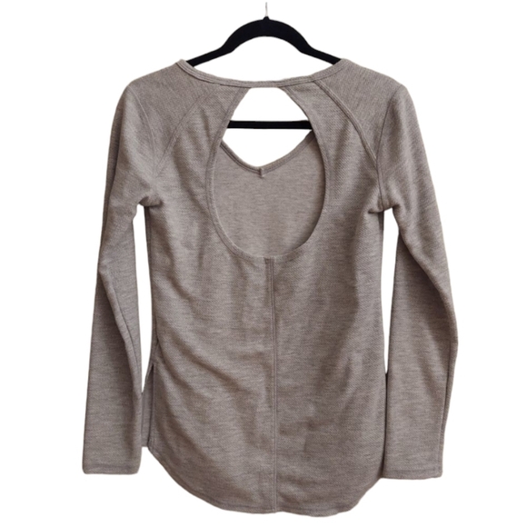 ZELLA Workout Long Sleeve VNeck Top with Round Cut Out Back Sz XS - Picture 1 of 11